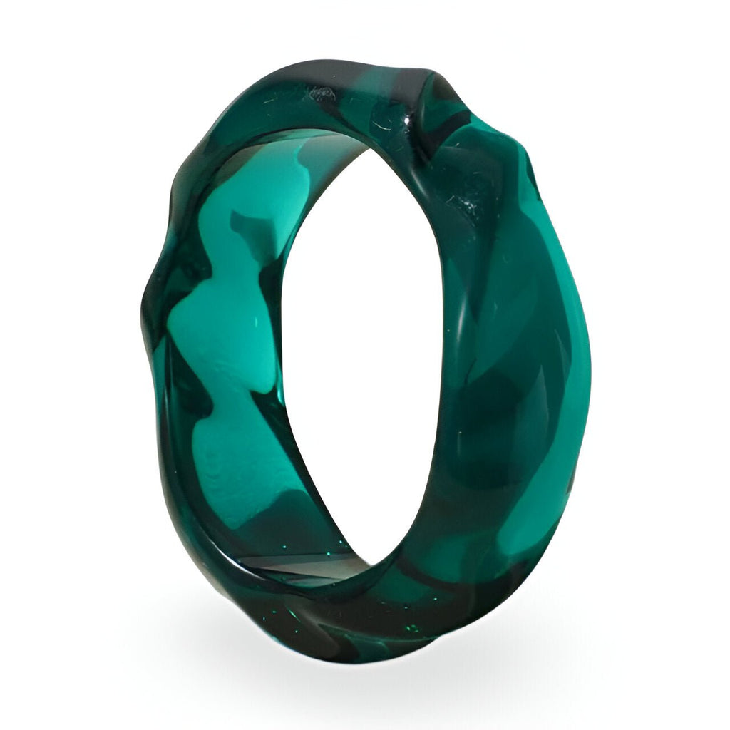 Bracelet en acrylique vert transparent avec forme ondulée pour femme.