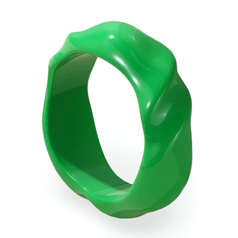 Bracelet femme en acrylique vert vif avec surface ondulée lisse et brillante.