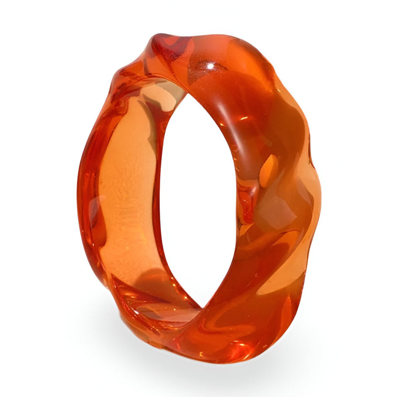 Bracelet femme en acrylique orange translucide avec surface ondulée et finition brillante.