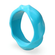 Bracelet en acrylique turquois torsadé avec surface brillante et finition lisse.