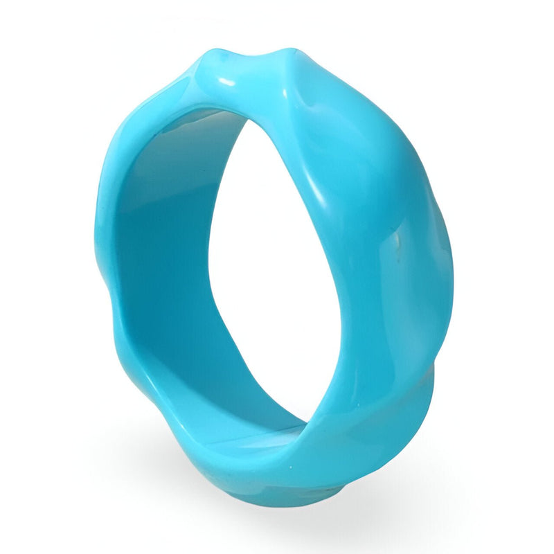 Bracelet en acrylique turquois torsadé avec surface brillante et finition lisse.