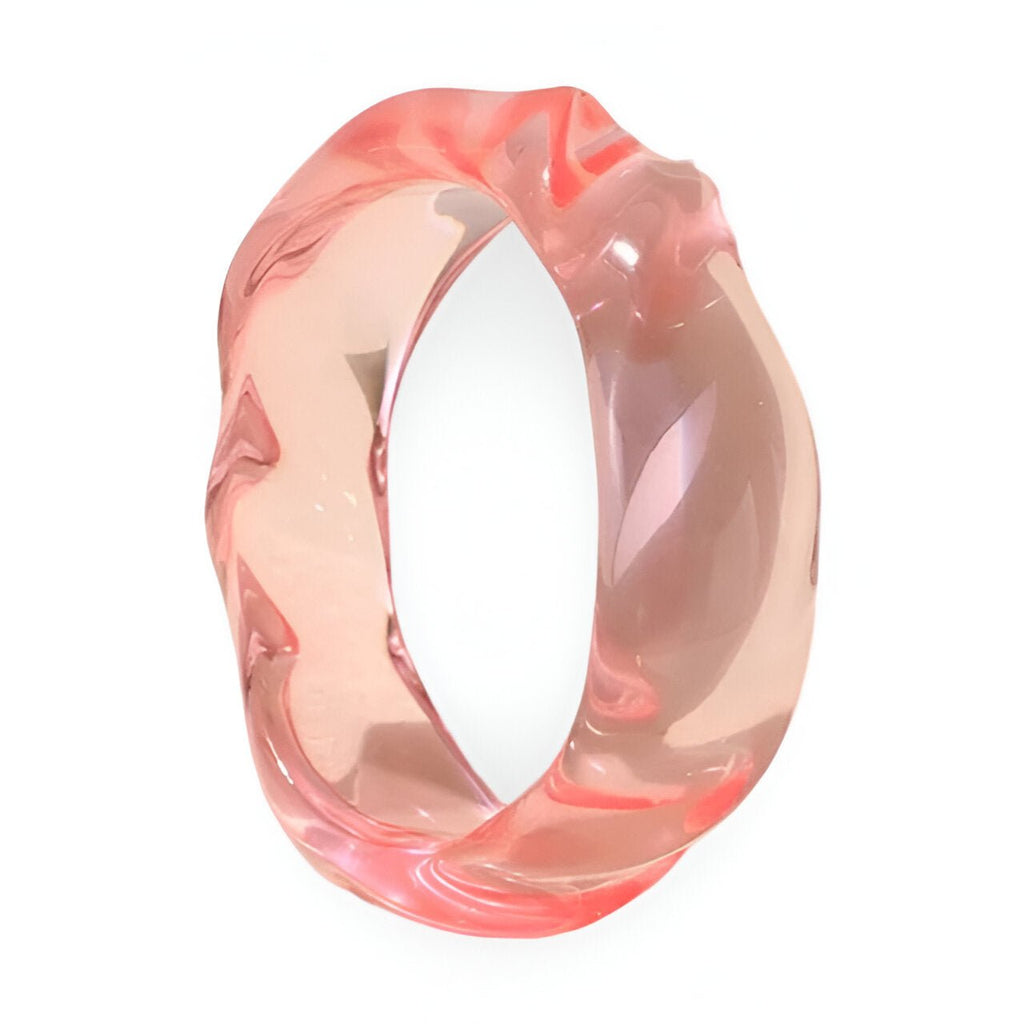 Bracelet femme en acrylique rose transparent avec surface ondulée et finition lisse.
