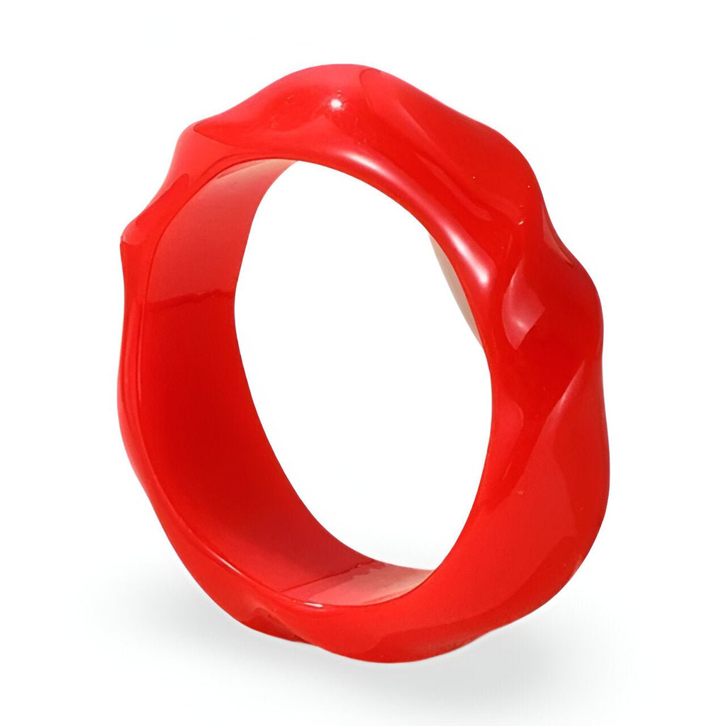 Bracelet femme en acrylique rouge transparent avec forme ondulée moderne.