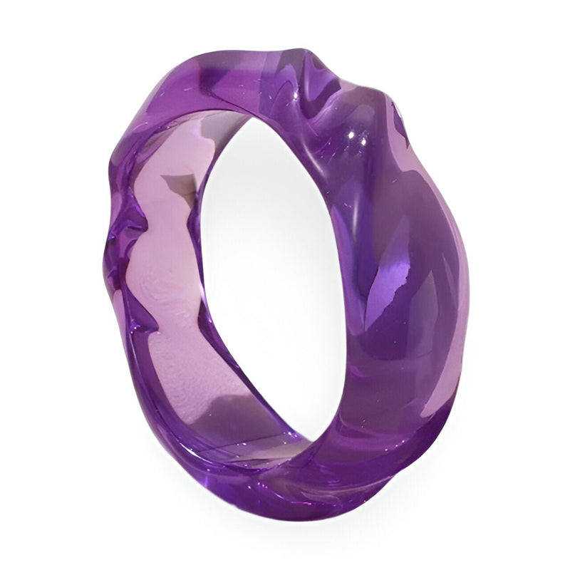 Bracelet en acrylique violet transparent avec surface ondulée et texture lisse brillante.