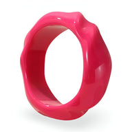 Bracelet en acrylique rose vif avec surface ondulée et finition brillante.