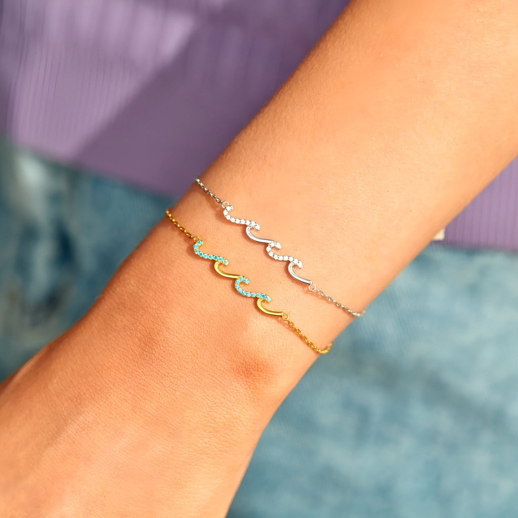 Deux bracelets vagues scintillantes en argent sterling et or, style minimaliste féminins.