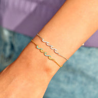 Deux bracelets vagues scintillantes en argent sterling et or, style minimaliste féminins.