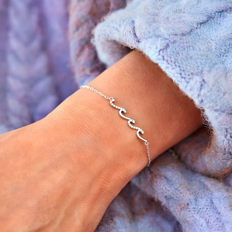 Bracelet en argent sterling avec motif de vagues scintillantes, chaîne fine délicate.