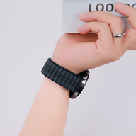 Bracelet velcro en nylon noir texturé compatible Huawei Watch porté au poignet.