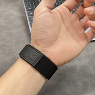 Bracelet velcro en nylon noir ultra léger avec logo Fearless, ajustable pour Apple Watch.