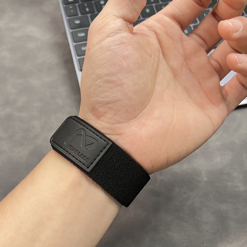 Bracelet velcro en nylon noir ultra léger avec logo Fearless, ajustable pour Apple Watch.