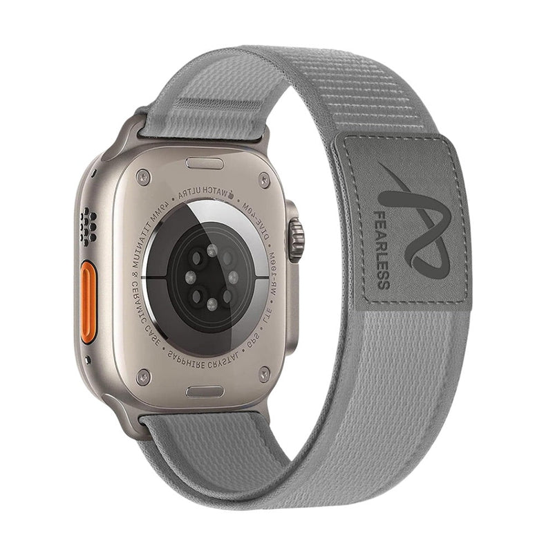 Bracelet velcro nylon gris clair ultra léger et ajustable pour Apple Watch avec logo Fearless noir.
