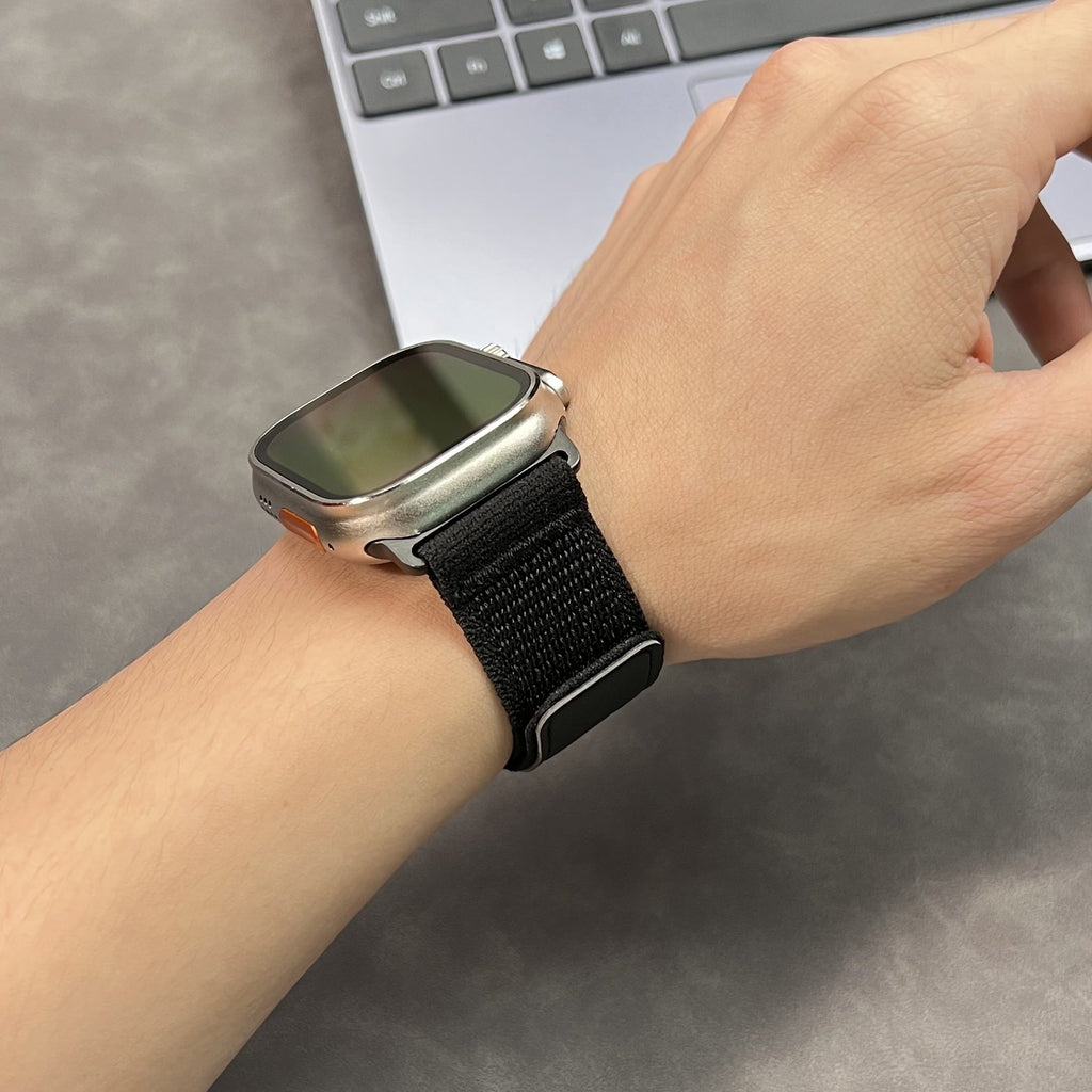 Bracelet Apple Watch en nylon noir ultra léger avec fermeture velcro ajustable.