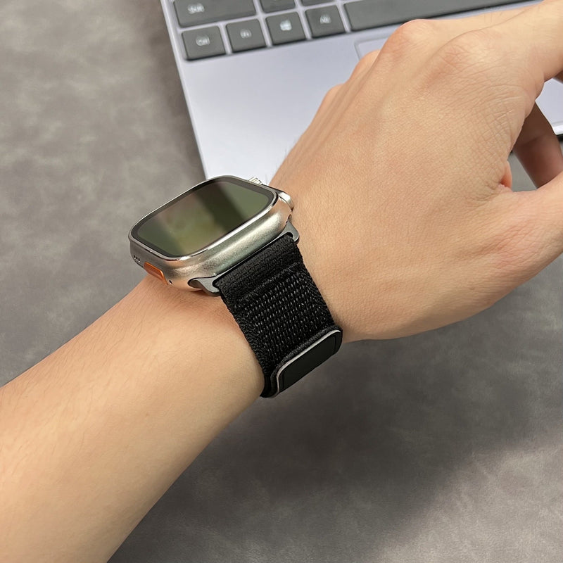 Bracelet Apple Watch en nylon noir ultra léger avec fermeture velcro ajustable.