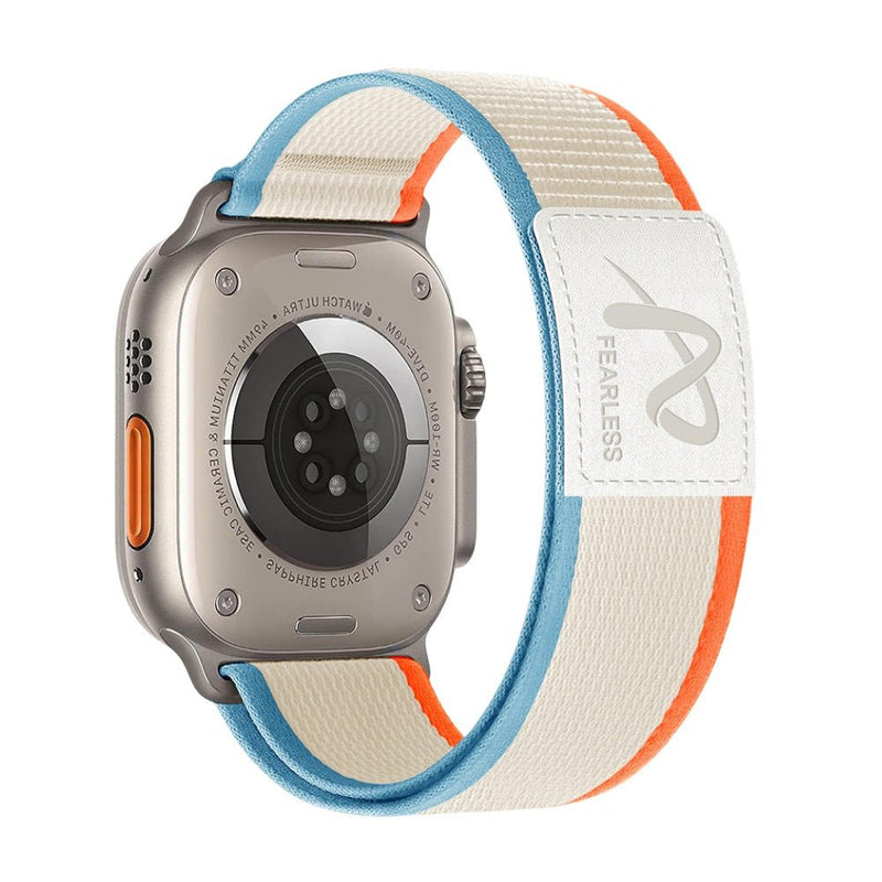 Bracelet nylon blanc avec liserés bleu ciel et orange, velcro ajustable pour Apple Watch.