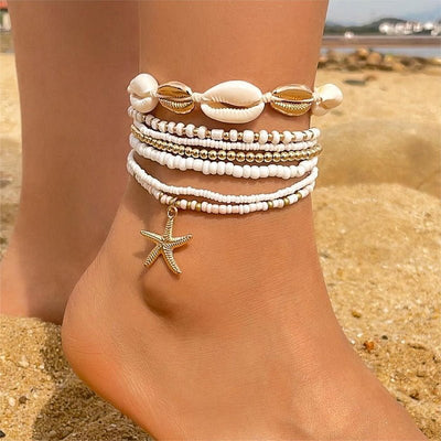 Bracelets de cheville blancs en perles et coquillages avec étoile de mer pendant, style bohème côtier.
