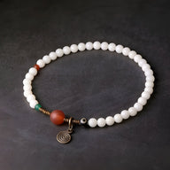 Bracelet femme perles blanches agate, graines de Bodhi orange et vert, breloque spirale en métal bronze.