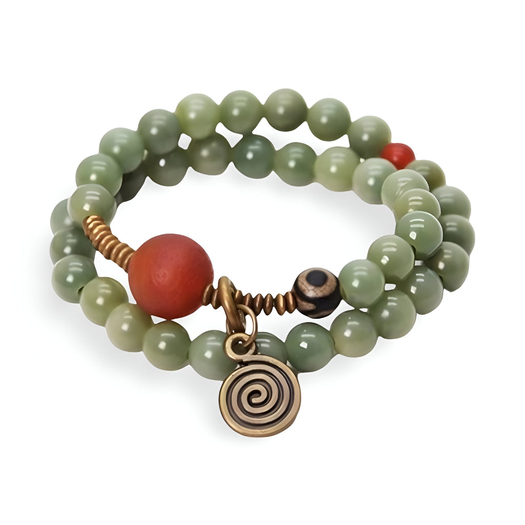 Bracelet double tour en graines de Bodhi vertes avec perles d'agate orange et pendentif spirale en métal bronze.