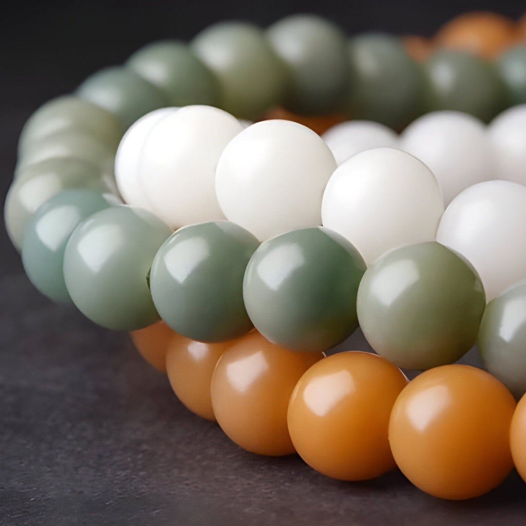 Bracelets en perles rondes lisses en agate orange, vert et blanc, style naturel et élégant.