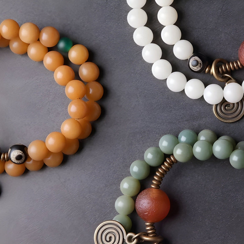 Bracelets en graines de Bodhi et pierres d'agate orange, blanc et vert avec perles décoratives spirales en métal.br>.