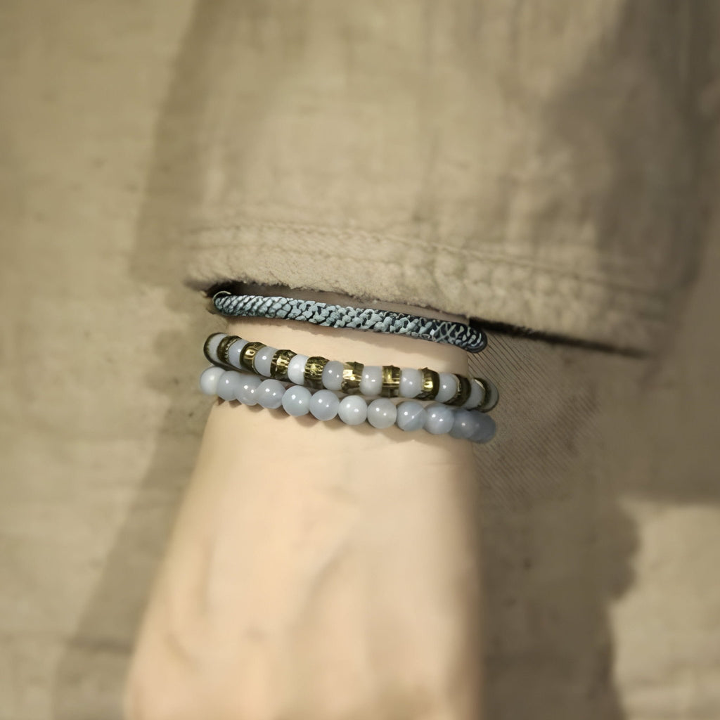 Trio de bracelets femme en pierres naturelles bleues avec perles dorées et corde grise tressée.