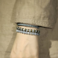 Trio de bracelets femme en pierres naturelles bleues avec perles dorées et corde grise tressée.