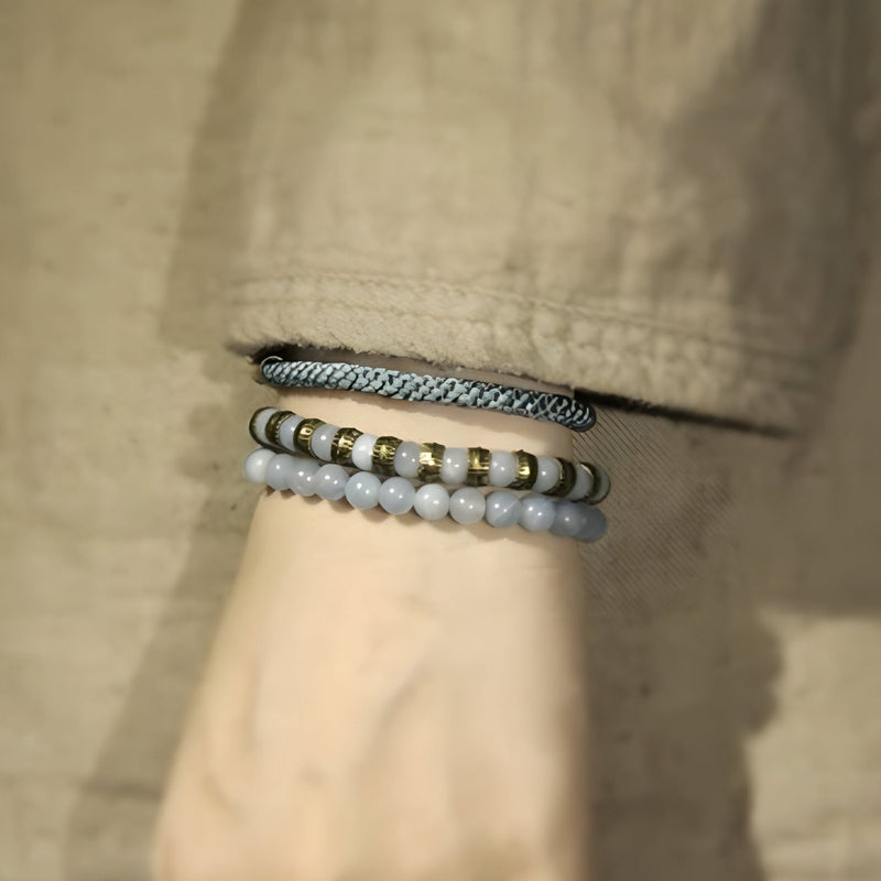 Trio de bracelets femme en pierres naturelles bleues avec perles dorées et corde grise tressée.