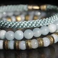 Trio de bracelets femme en pierres naturelles bleues et cordon tressé bleu clair avec détails dorés.