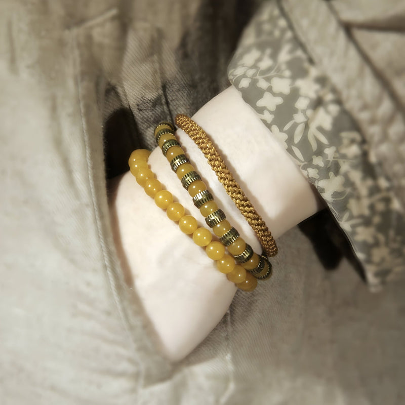 Trio de bracelets pour femme en pierres jaunes et corde tressée ocre, style bohème chic.
