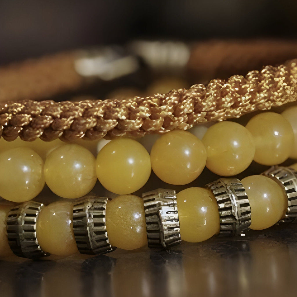 Trio de bracelets femme, pierre naturelle jaune opale, perles rondes et corde tressée beige.