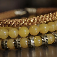 Trio de bracelets femme, pierre naturelle jaune opale, perles rondes et corde tressée beige.