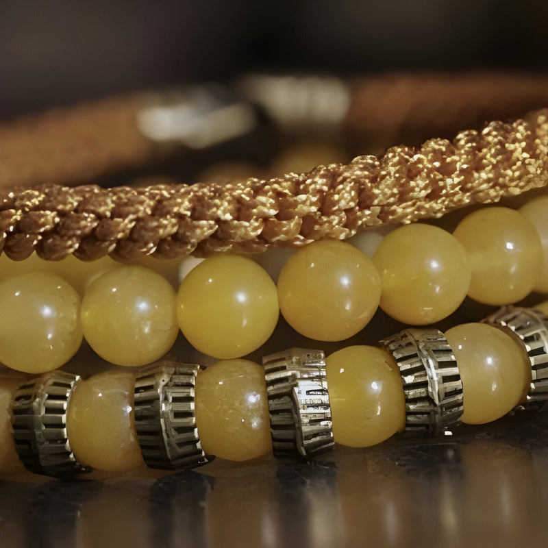 Trio de bracelets femme, pierre naturelle jaune opale, perles rondes et corde tressée beige.