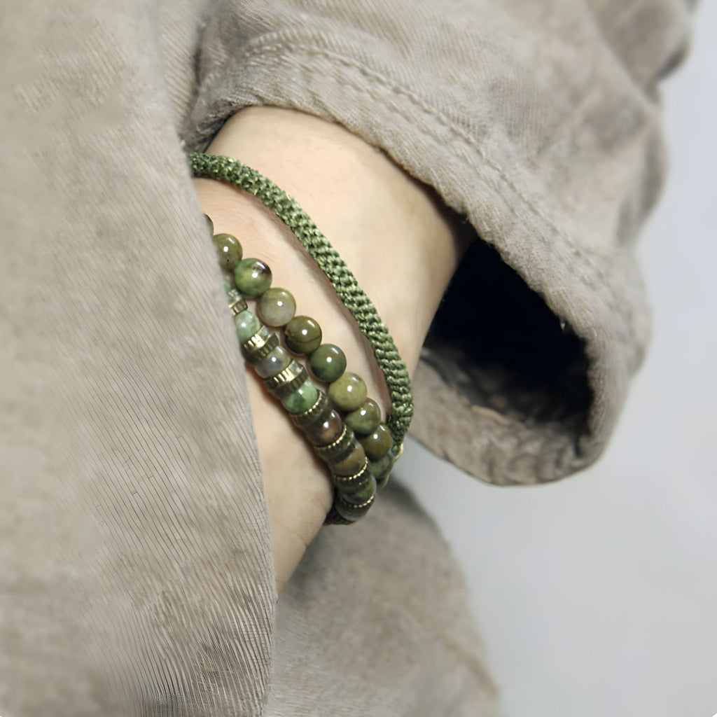 Trio de bracelets en jade vert, perles rondes et corde tressée, style naturel et élégant.