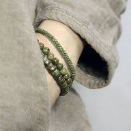 Trio de bracelets en jade vert, perles rondes et corde tressée, style naturel et élégant.