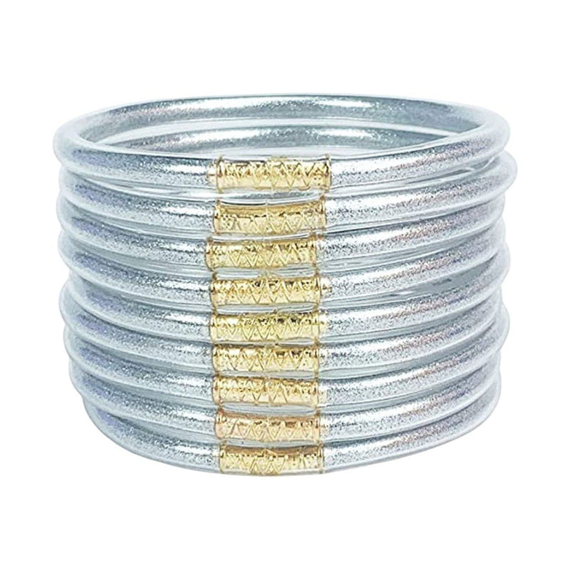 Bracelets joncs empilables argentés en silicone souple avec détails dorés brillants et design minimaliste.