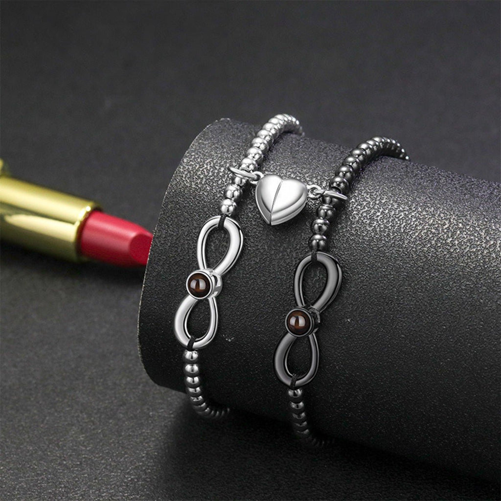 Bracelets couple en perles noires et argentées avec symbole infini, cœur argenté et cordon ajustable.