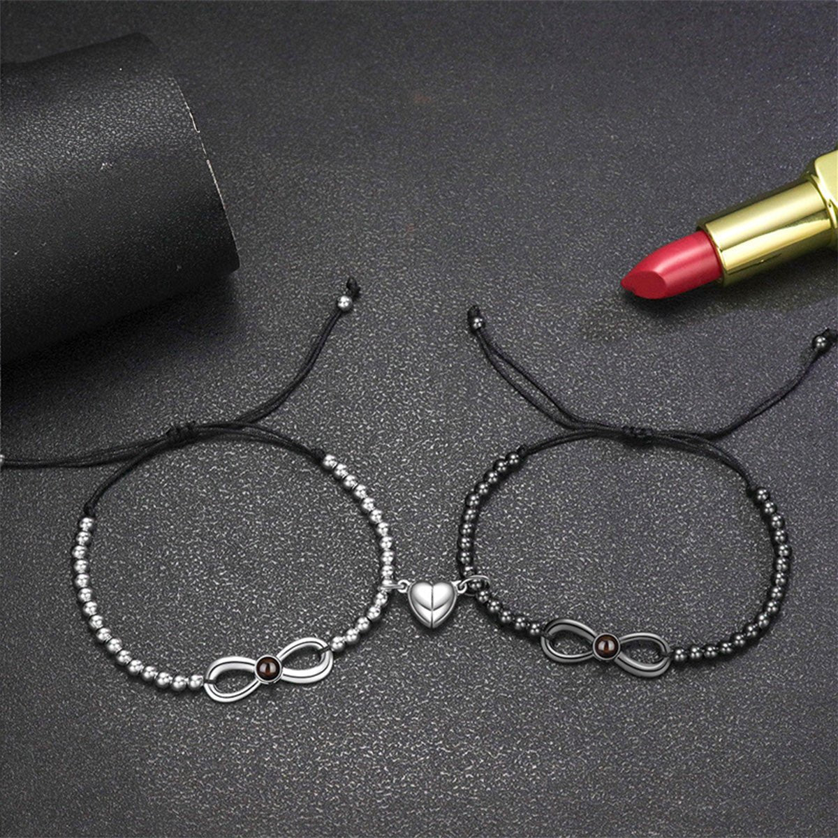 Bracelets noirs et argentés avec perles, symbole infini et cœur en métal, cordon ajustable.