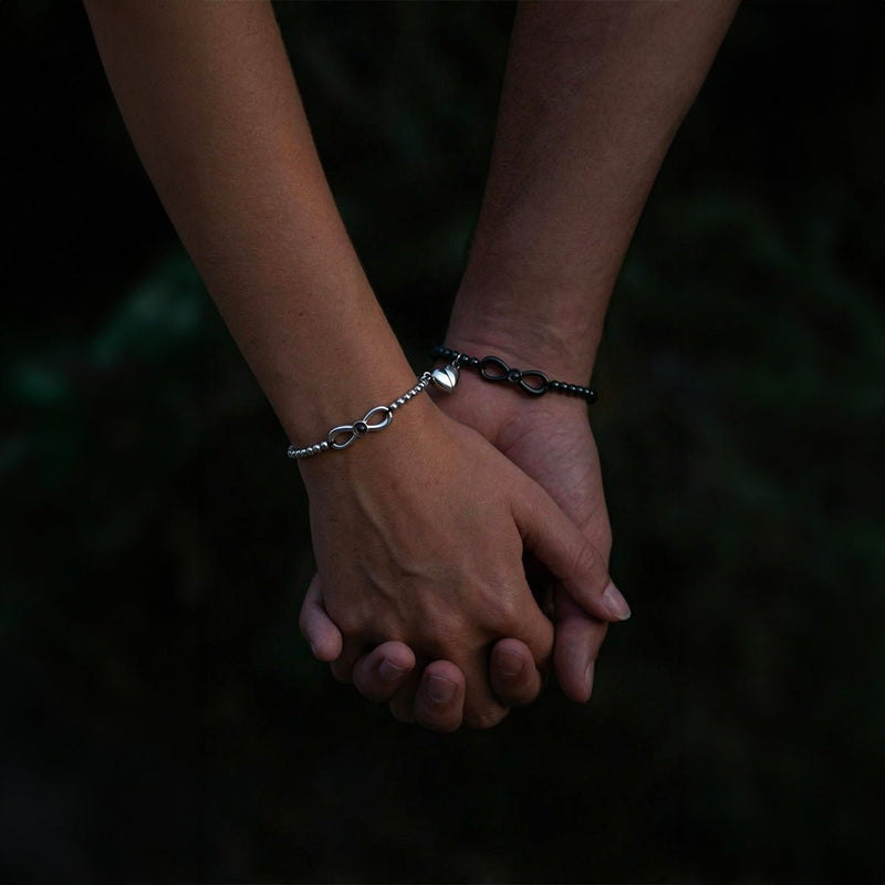 Bracelets couple ajustables cordon noir et argent, perles noires et argentées, motifs infini et cœur.