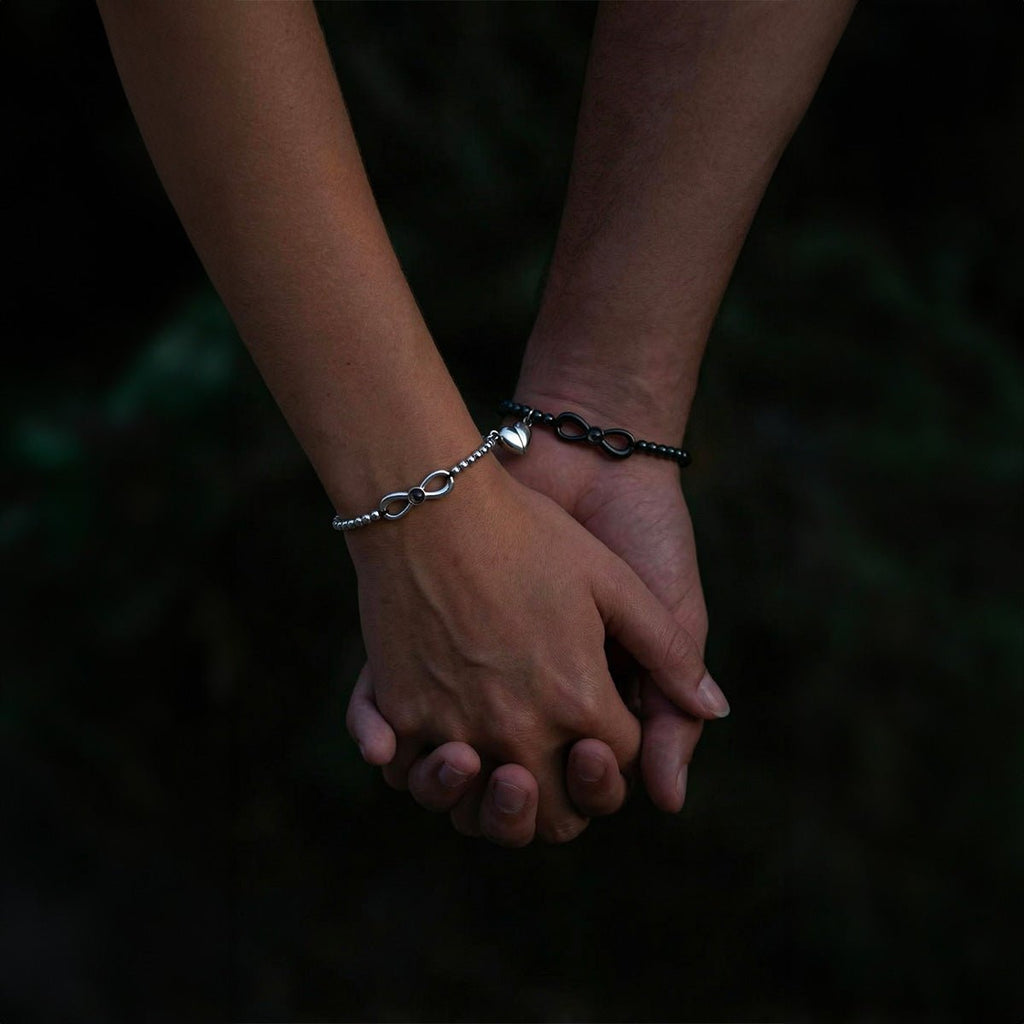 Bracelets couple ajustables cordon noir et argent, perles noires et argentées, motifs infini et cœur.
