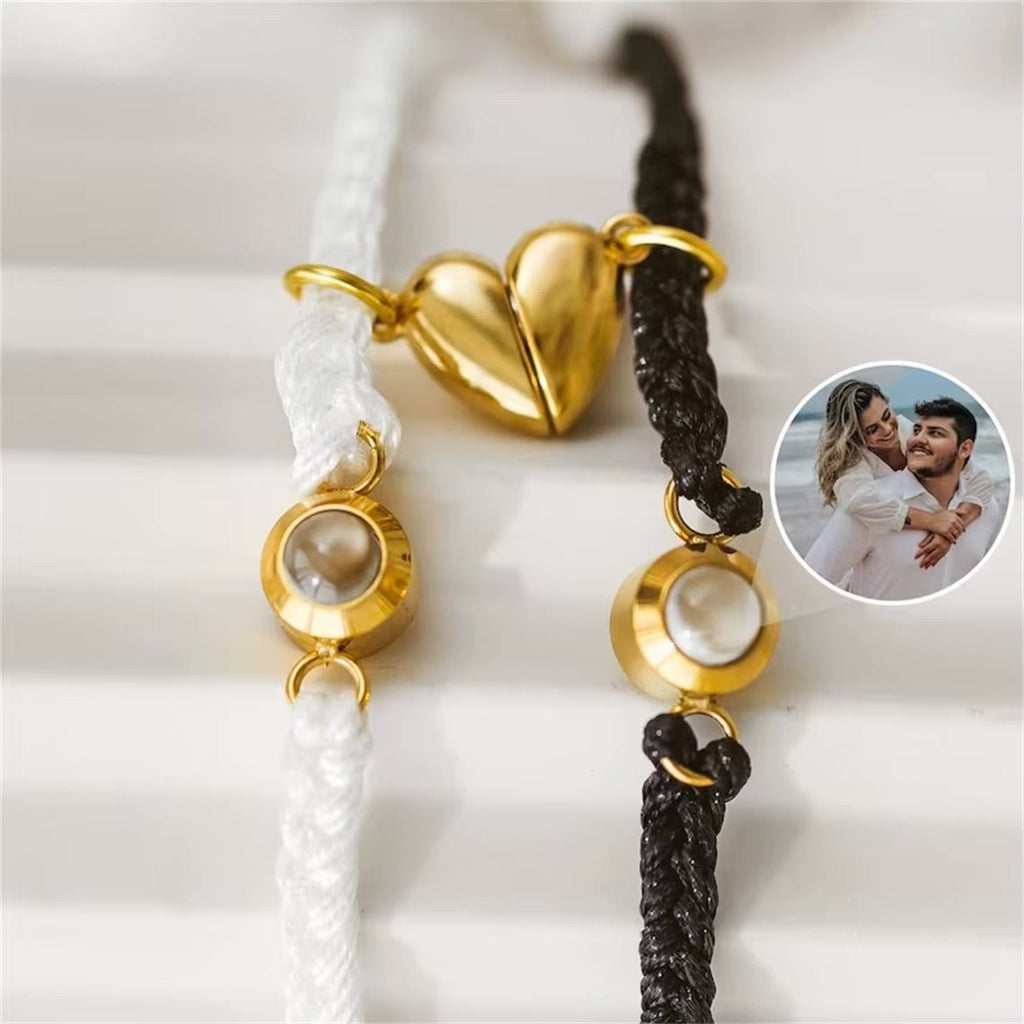 Bracelets couple à cordons tressés noir et blanc avec cœur magnétique doré et médaillon photo en or.