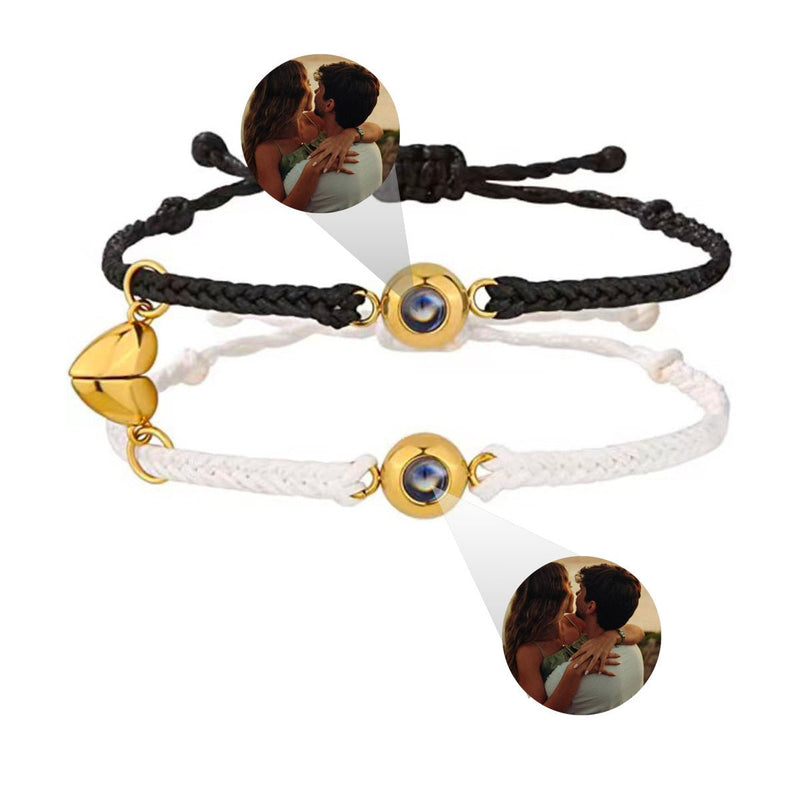 Bracelets couple cordons tressés noir et blanc avec cœur magnétique plaqué or et photo personnalisée.