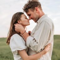 Bracelets cordons tressés noir et blanc avec cœur magnétique plaqué or, design couple élégant et moderne.