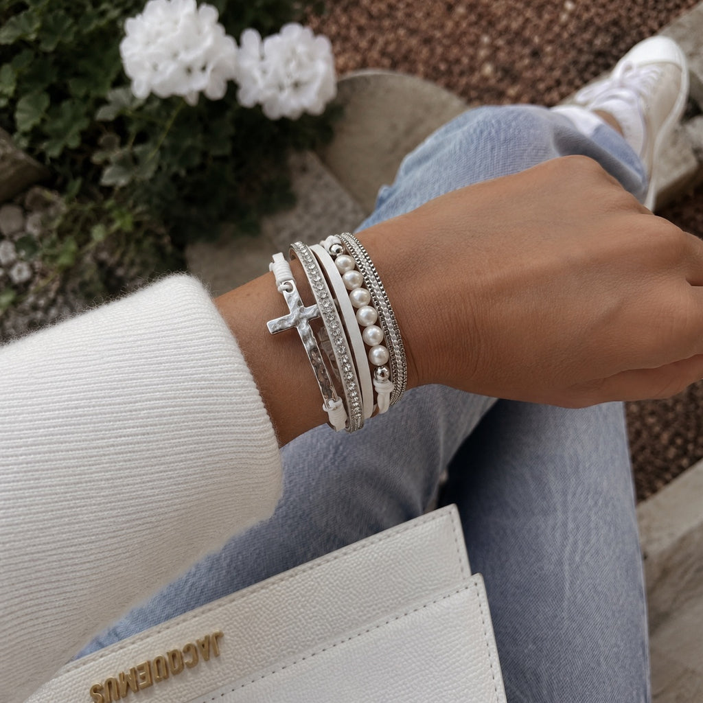 Bracelet multi-rangs pour femme, perles nacrées et croix scintillante, fermoir magnétique pratique, modèle Camina
