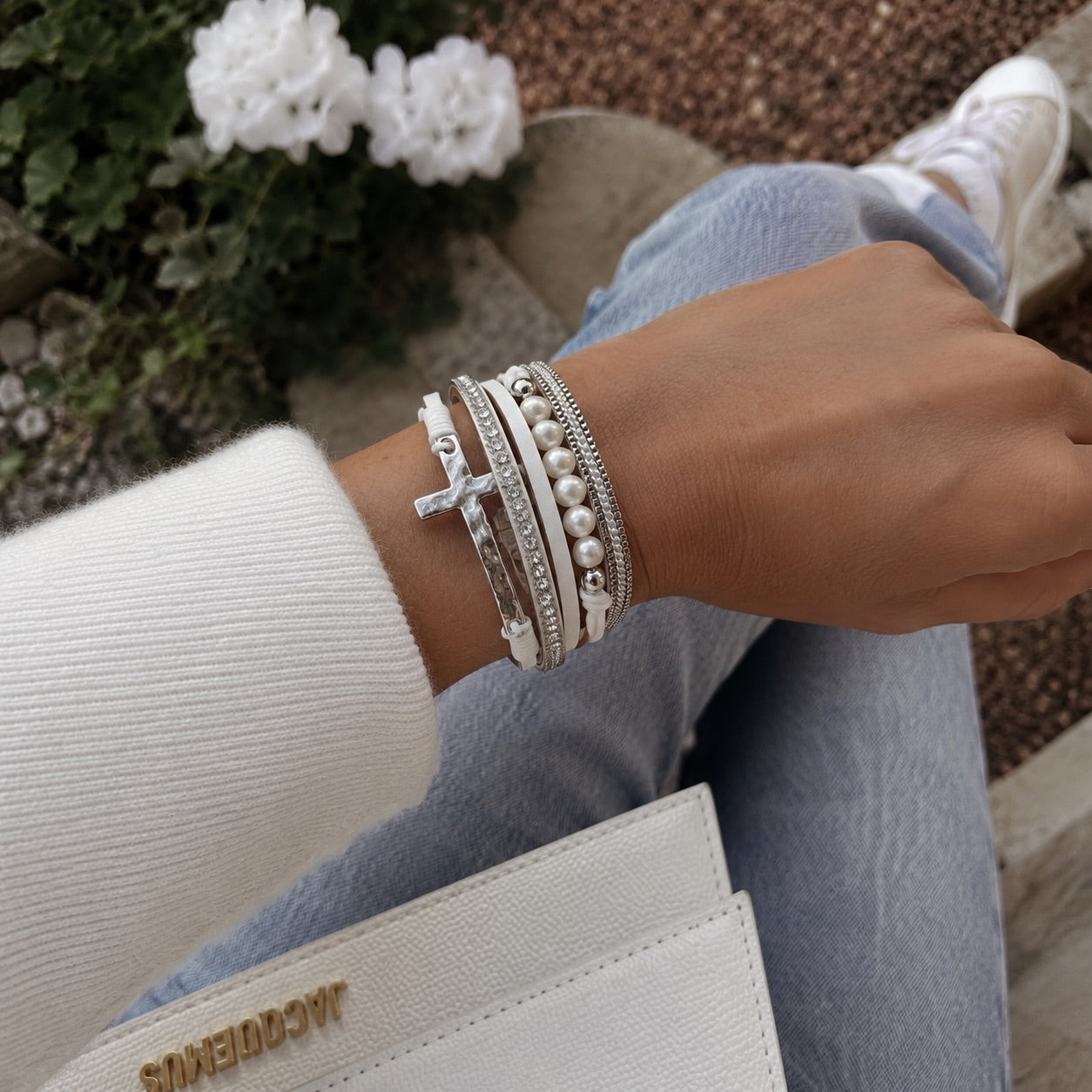 Bracelet multi-rangs pour femme, perles nacrées et croix scintillante, fermoir magnétique pratique, modèle Camina