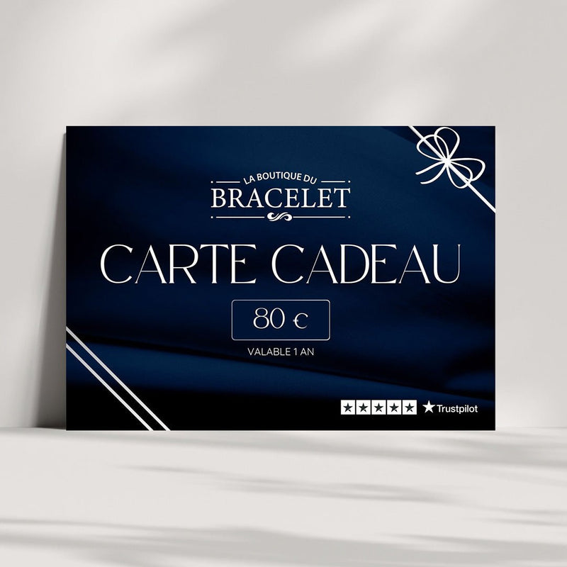 Carte cadeau bleu marine élégant à motifs de rubans blancs avec texte doré "La Boutique du Bracelet" et montant 80 €.