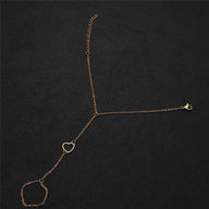 Bracelet chaîne de doigt en acier inoxydable or avec cœur central ajouré délicat.