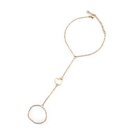 Bracelet chaîne de doigt en acier inoxydable doré avec cœur central ajouré.