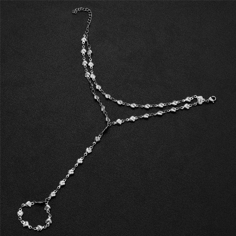 Bijou de main argenté en acier inoxydable avec petits cœurs et chaînette fine.