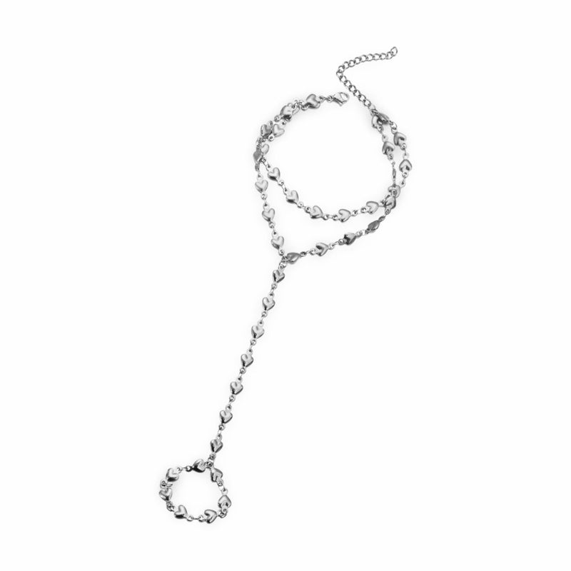 Bijou de main argenté en acier inoxydable avec chaînes fines et cœurs délicats, modèle Miyana.
