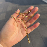 Bijou de main doré en acier inoxydable avec chaînette fine et pendentifs cœurs suspendus.